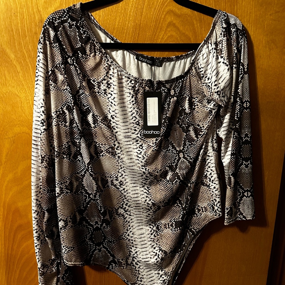 Boohoo Plus Asymmetric Snake Print Long Sleeve Bodysuit Size 18. NWT